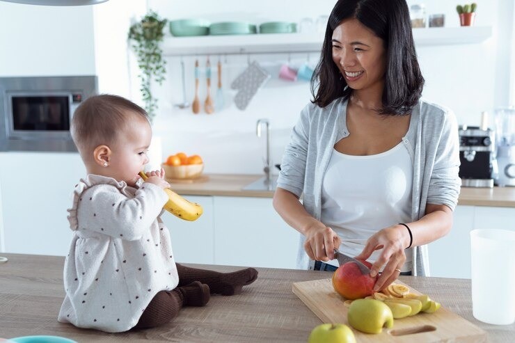 speech delay anak, tekstur makanan untuk bicara anak, stimulasi wicara bayi, makanan anak terlambat bicara, tips ibu muda, makanan untuk perkembangan otot mulut, cara bantu anak lancar bicara